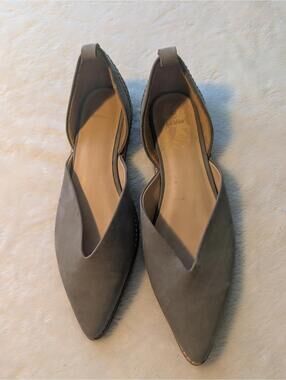 NWOB Bill Blass Taupe Pointed Toe Slingback Flats